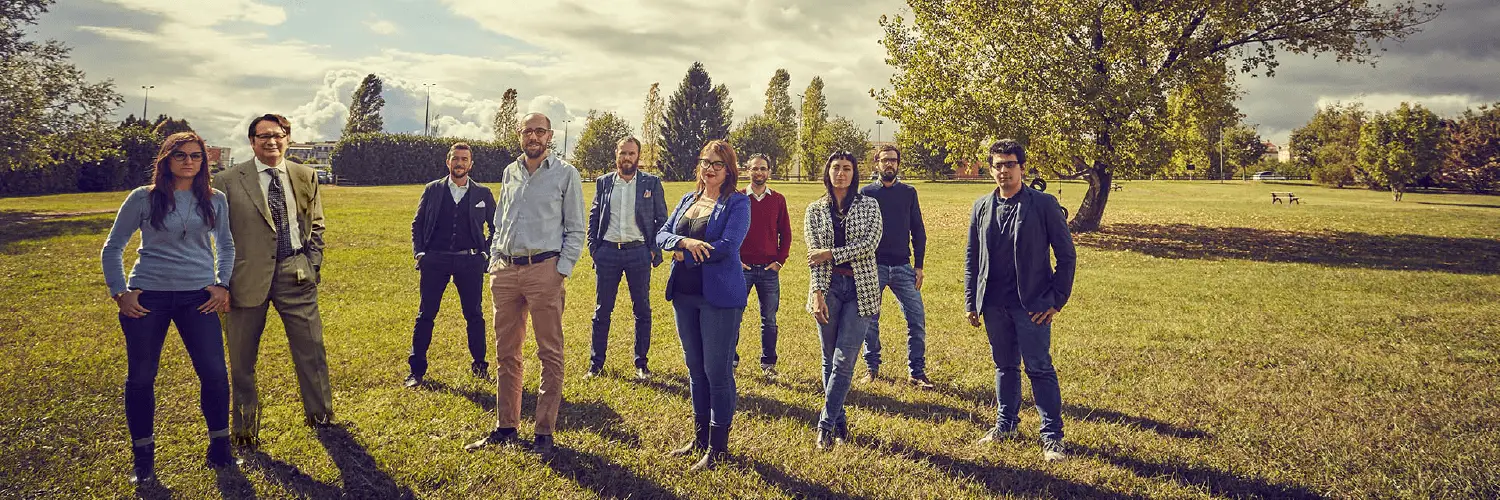 Gruppo di persone in posa in un parco