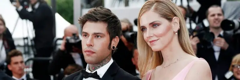 Chiara Ferragni e Fedez in primo piano con alle spalle dei fotografi