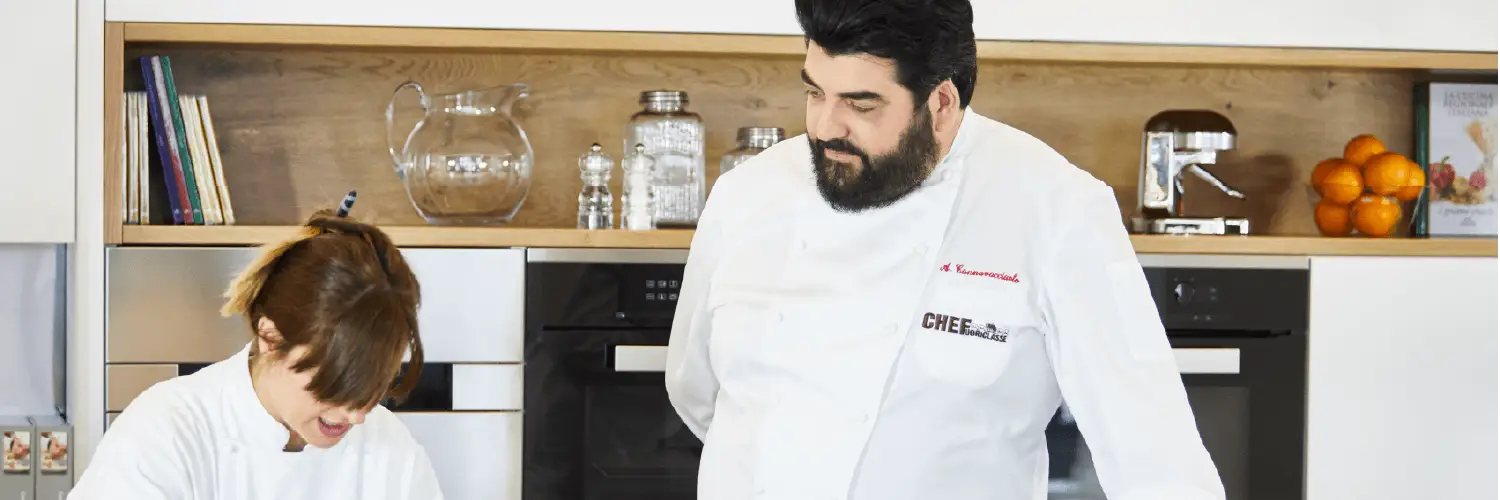 Due chef in cucina. Uno dei due e Cannavacciuolo