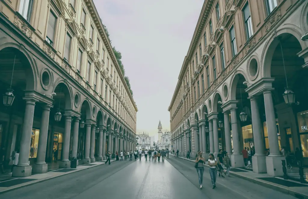 Via Roma simbolo di Torino, fiancheggiata da edifici con porticati