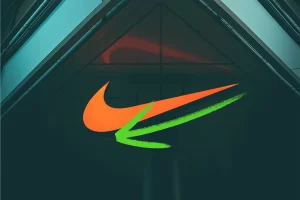 Una facciata scura con uno swoosh Nike arancione e verde, che riecheggia l'energia dinamica di Cristiano Ronaldo.