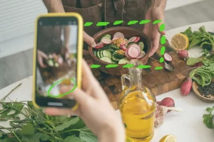 Fotografia in real time del piatto di insalata, tipica dei food influencer