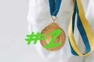 Medaglia d'oro con nastro blu, "#1" che simboleggia il massimo successo negli sforzi di posizionamento organico.