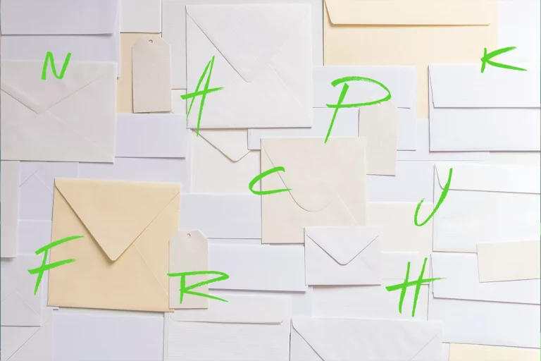 La tradizione incontra l'innovazione nell'e-mail marketing. Buste bianche con lettere verdi.