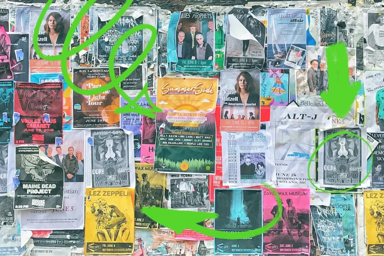 Un muro pieno di poster e pubblicità sovrapposti. Una guida completa per gli annunci su META Ads.