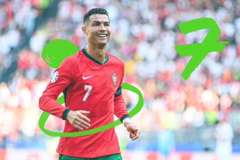 Cristiano Ronaldo sorridente con la maglia del Portogallo