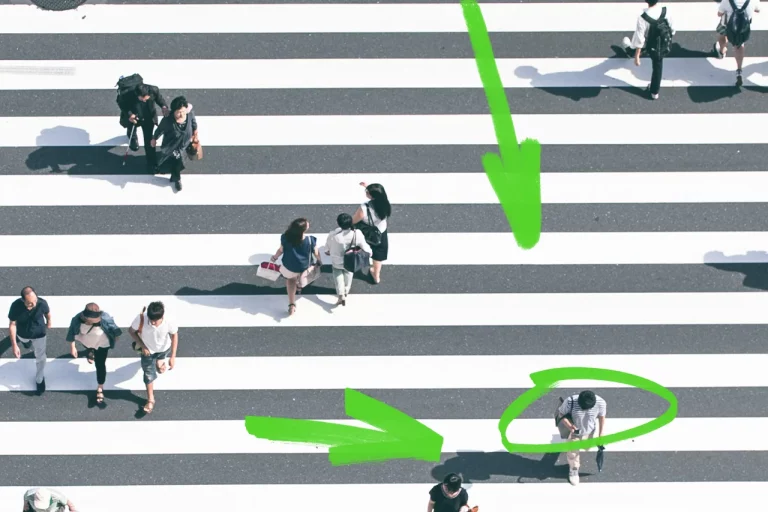 Persone che utilizzano le strisce pedonali con frecce verdi, che mostrano le strategie di lead generation in azione.