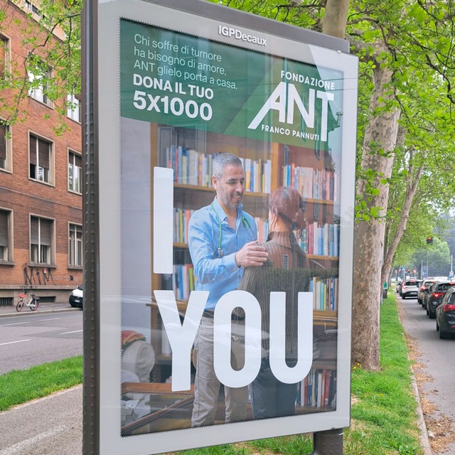 Cartellone pubblicitario per le strade della città: annuncio della Fondazione ANT con il testo "5X1000, il modo migliore per dire ti amo.