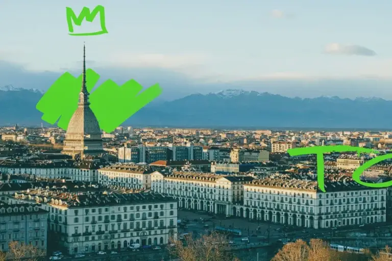 Paesaggio urbano della città di Torino: Mole Antoneliana, edifici e montagne. Case Turismo Torino su Tik Tok